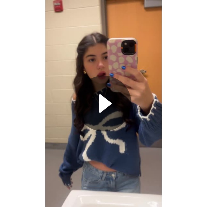 Malu's Cute Outfit Reveal in a School Bathroom Mirror | Video by